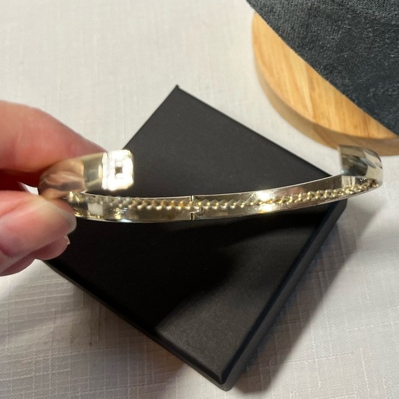 Elegant Silver Plated Bangle Bracelet. Safety chain. Etched. Hinged. Vintage - Picture 5 of 8